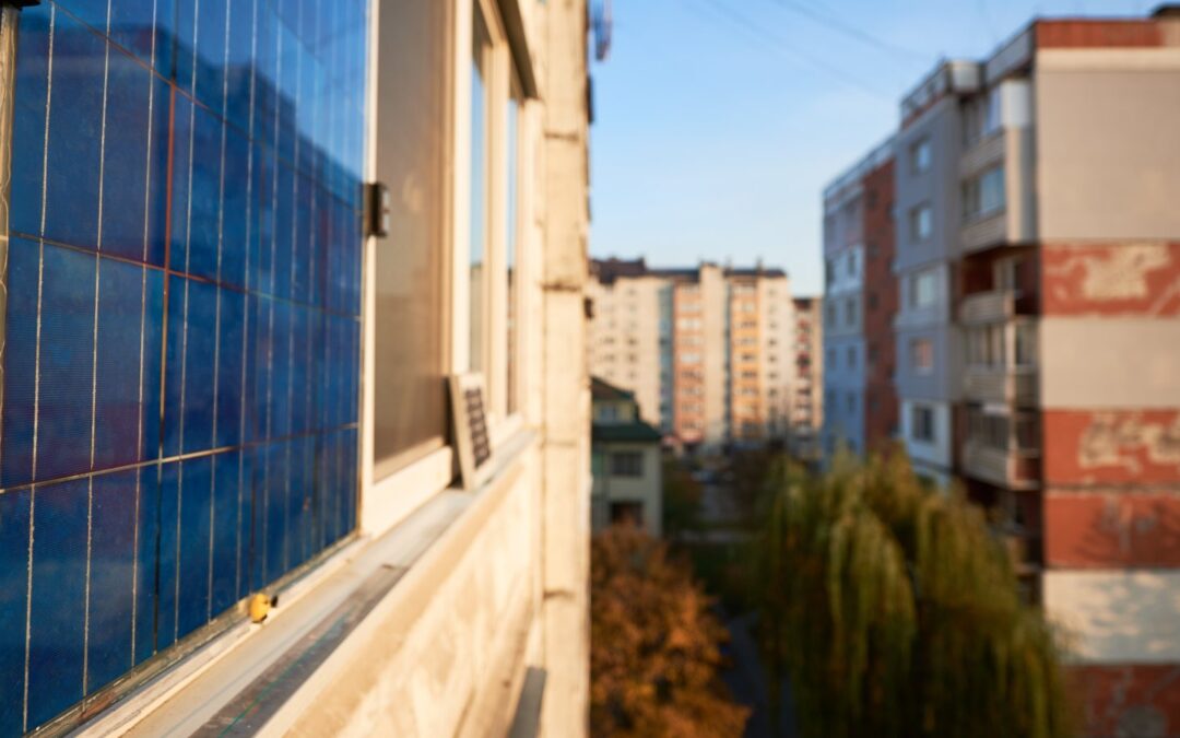 Panele fotowoltaiczne na balkonie – przewodnik po instalacji i korzyściach